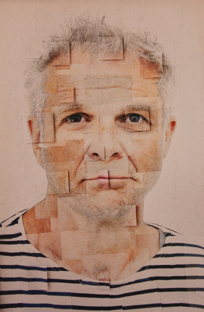 Ein Portrait des Komponisten Uwe Rasch. Sein Gesicht ist wie ein Mosaik aus leicht hervorgehobenen Quadraten zusammengesetzt.